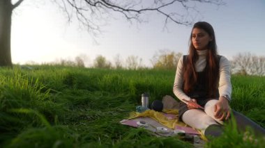 Yeşillik ve dingin bir atmosferle çevrili, yaratıcı bir an yaşayan bir çift..