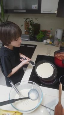 Canlı bir mutfakta, genç bir şef neşe içinde leziz krepler yapar, aşçılık becerileri ve yaratıcılığı gösterir.