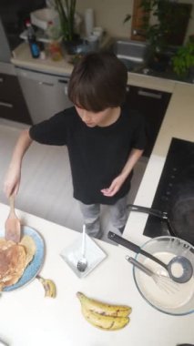 Genç ve hevesli bir şef, mutfakta yaratıcı deneyler yaparken neşeyle lezzetli krepler hazırlıyor.