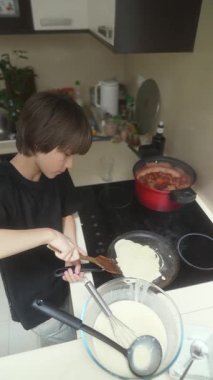 Genç bir şef fırında leziz krepler yapar. Mutfak yaratıcılığı ve tutkusunu gözler önüne serer.