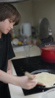 Genç bir şef, canlı ve çağdaş bir mutfak ortamında özen ve tutkuyla lezzetli krepler hazırlar.