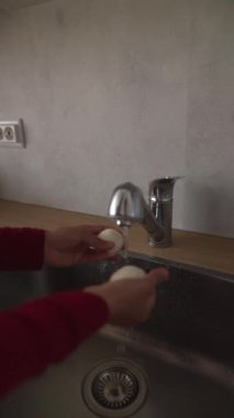 Bu, mutfak lavabosunda akan suyun altında taze yumurta yıkamanın en iyi yolunu gösteriyor.