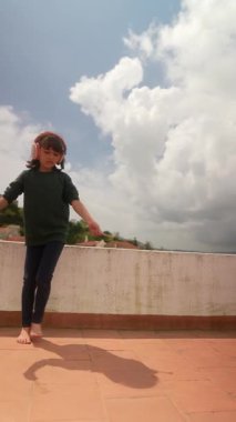 Çok canlı bir dans sahnesi. Açık havada enerji ve sınırsız neşe sergiliyor.