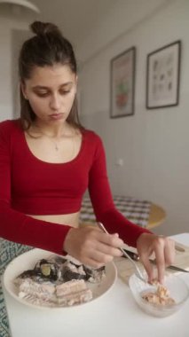 Modern bir mutfakta, genç bir kadın bir dizi lezzetli yemek hazırlıyor, mutfak yeteneklerini sergiliyor.