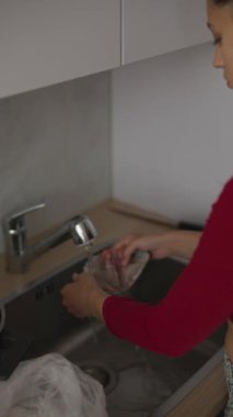 Bir insan, temizlik ve düzgün hazırlanmanın önemini vurgulayarak lavaboda yiyecek yıkamaktadır.