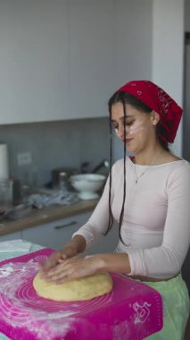 Keyifli ve keyifli bir hamur hazırlama anı, genç fırıncıların etkileyici yeteneklerini sergiliyor.