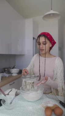 Un, yumurta ve yaratıcılıkla dolu modern bir mutfakta neşeli bir pişirme seansı başlıyor.