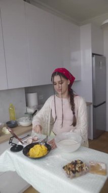 Sıcak bir mutfak ortamında, genç ve yetenekli bir şef canlı ve renkli bir yemek hazırlar.
