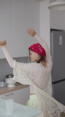 Mutfak sahnesi yemek pişirme ve yemek hazırlamadaki saf neşe ve yaratıcılığı gözler önüne seriyor.