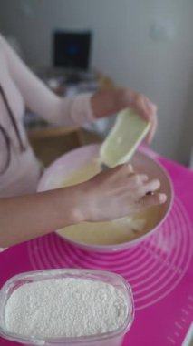 Pasta pişirirken bir kase hamura kremalı ve zengin malzemeler eklemenin zevkli sürecini yakalamak.