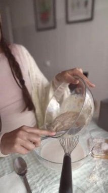 Bir insan ustalıkla mutfakta çeşitli taze malzemeleri karıştırıyor ve enfes bir aşçılık şaheseri yaratıyor.