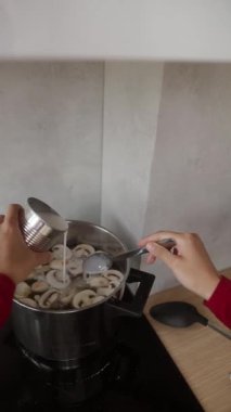 Büyük bir tencerede lezzetli, kremalı bir mantar çorbası hazırlamak için detaylı, adım adım bir işlem.