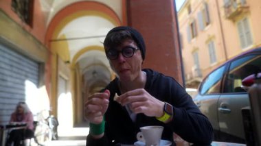 Renkli bir Avrupa ortamında canlı bir şehir hayatı sunan bir insan dışarıda keyifli bir yemek yemekten hoşlanır.