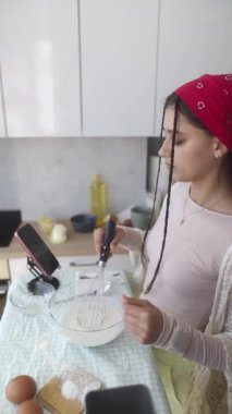 Şık bir mutfak ortamında hamuru coşkuyla karıştıran bir insan, aşka olan aşkını gösteriyor..