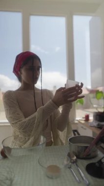 Parlak bir mutfakta, bir kadının neşe içinde lezzetli yemekler hazırladığı güzel bir yemek anı.