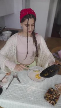 Çağdaş bir mutfakta canlı bir kahvaltı hazırlayan genç bir kız. Taze malzemeler ve neşeli bir ortam..