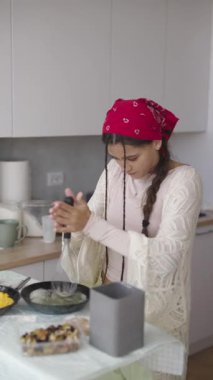 Genç ve yetenekli bir şefin modern, şık mutfağında ustaca yemek pişirmesi büyüleyici ve keyifli bir an.