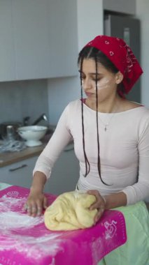 Parlak bir mutfakta ustalıkla hamur yoğurur, aşçılık yaratıcılığı ve pişirme tutkusu sergiler..
