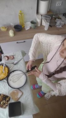 Canlı bir yemek sahnesinde taze, renkli malzemeler bulunur. Sıcak, davetkar bir mutfakta yaratıcılığı ön plana çıkarırlar.
