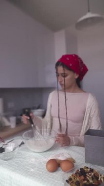 Nefis ve canlı bir yemek pişirme anı. Taze malzemeler ve şık bir mutfakta hakiki tutku.