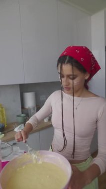 Canlı bir mutfakta pasta hamuru karıştırma sahnesi. Mutfak yaratıcılığı ve sanatsallığını gözler önüne seriyor.