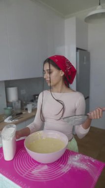 Şık bir mutfakta, genç bir fırıncı ustalıkla enfes bir karışım hazırlıyor, pişirmenin keyfini sergiliyor.