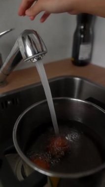 Bu, akan suyu etkili bir şekilde kullanan bir tencerede yumurta kaynatmak için ayrıntılı bir adımdır.