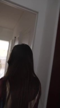 Modern ve şık dekorların sergilendiği rahat ve sıcak bir yaşam alanının şık ve davetkar bir geçişi.