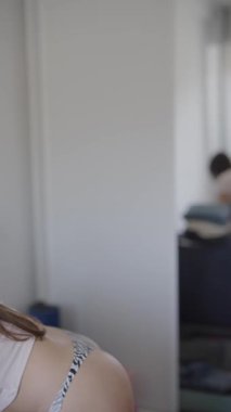 Aydınlık bir odada, kişisel anları ve estetiği güzel bir şekilde keşfeden, gündelik ve samimi bir sahne geçiyor.