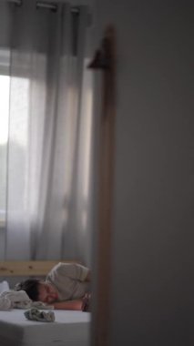 Bu huzurlu ve huzurlu anda, yumuşak ışıklı bir yatak odasında, birisi rahat bir şekilde dinleniyor.