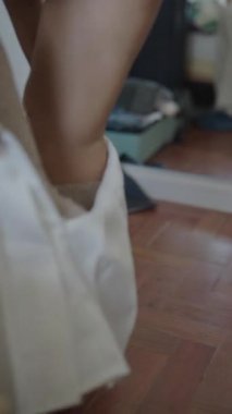 Genç bir kadın en son modern moda tekniklerini ve oyuncu estetiğini sergileyerek kıyafetini şekillendiriyor.