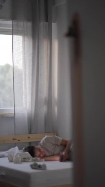 Güzel ve huzurlu bir sahne, yumuşak sabah ışığının yumuşak kucağında mışıl mışıl uyuyan bir insanı tasvir ediyor.