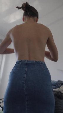 Sıradan bir arka plandan moda pembe bir üst görünüme, moda uyumluluğunu gösteren şık bir geçiş..