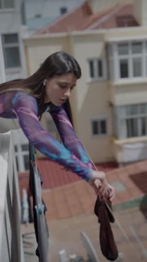 Genç bir kadın, modern tarzını ve canlı moda seçimlerini sergileyerek günlük işlerini ve faaliyetlerini sürdürüyor.