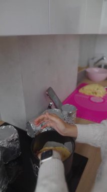 Bir insan, modern bir mutfakta taze malzemeler ve etkileyici mutfak becerileriyle ustalıkla lezzetli bir yemek hazırlar.