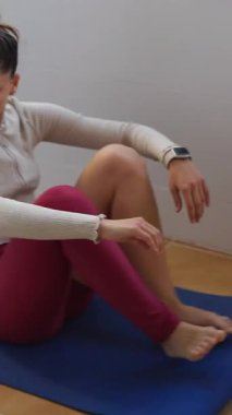 Çeşitli yoga serileri denge ve zindelik tekniklerini sakin ve sakin bir ortamda sergiler.