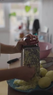 Yetenekli biri parlak bir mutfakta taze lahana rendeliyor, aşçılık uzmanlığını ve tutkusunu sergiliyor.