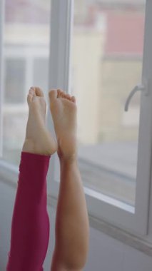 Esnekliği ve çekirdek dayanıklılığı vurgulayan yoga teknikleri dünyasına dalın, büyüleyici görsellerle geliştirilmiş