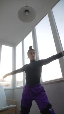 Değişik yoga pozları veren esnek bir birey güzel aydınlatılmış çağdaş bir odada