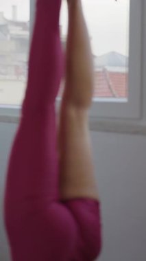 Bu yoga uygulaması ters pozlarla esneklik ve dayanıklılığı vurguluyor, tam bir egzersiz sağlıyor