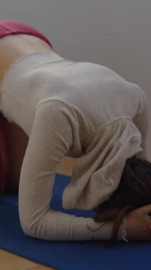 Vurucu ve dinamik yoga pozlarını keşfetmek, genel esnekliğinizi ve çekirdek gücünüzü büyük ölçüde artırabilir.