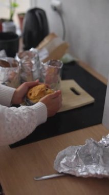 Sıcak, sıcak bir mutfak ortamında ağız sulandırma ve pişirme sanatına kendini tamamen kaptırmış bir insan.