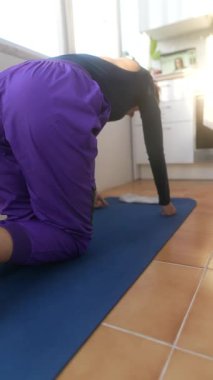 Yoga seansının büyüleyici ve huzurlu anları hem gücünü hem de esnekliğini arttırmaya odaklanır.