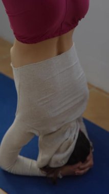 Gelişmiş esneklik ve gelişmiş denge için ustalıkla gösterilmiş çeşitli dinamik yoga pozlarını keşfedin