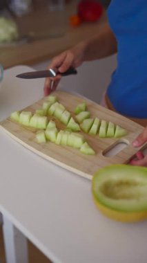 Yetenekli bir birey mutfakta taze meyve ve sebze hazırlar, sağlıklı bir yaşam tarzı ve beslenmeyi teşvik eder.