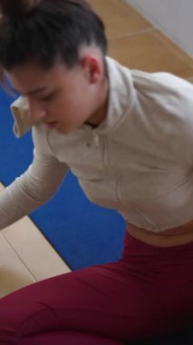 Sadık bir yoga meraklısı zarif bir şekilde modayı takip ederek hem esnekliğini hem de farkındalığını arttırır.