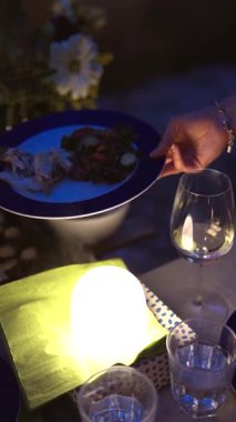 Unutulmaz bir akşam için gurme yemekler, hafif ışıklandırma ve zarif cam eşyalar ile sıcak bir gece yemeğinin tadını çıkarın.