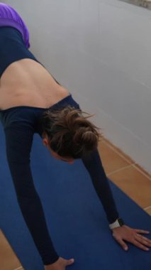 Yoga seansında esneklik ve dayanıklılığı arttıran çok çeşitli yoga pozlarını keşfetmek için bize katılın.