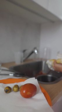 Modern bir mutfakta taze malzemeler yıkayan bir şef, çeşitli mutfak hazırlama teknikleri sergiliyor.