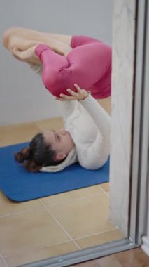 Huzurlu ve huzurlu bir stüdyo ortamında ileri düzey yoga pozu veren bir kadın sükunete ilham verir.